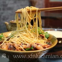 襄陽特色牛肉面牛雜面牛油面制作方法到老譚家學習