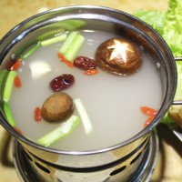 旋轉(zhuǎn)小火鍋加盟-培訓(xùn)開店技術(shù)和經(jīng)驗