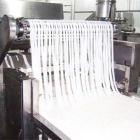 鮮河粉機成套設備_鮮河粉自動生產線_鮮米皮鮮粿條鮮粉皮生產線