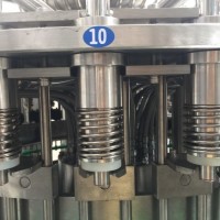可樂含氣飲料全自動(dòng)定量灌裝機(jī)