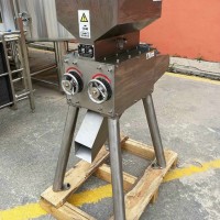 山東不銹鋼對(duì)輥粉碎機(jī) 多輥粉碎機(jī) 大米麥芽粉碎機(jī)廠家